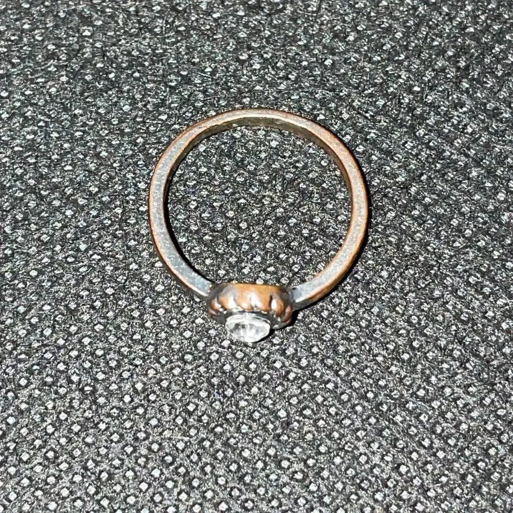 Small ring with a white gem - Picture 3 of 7